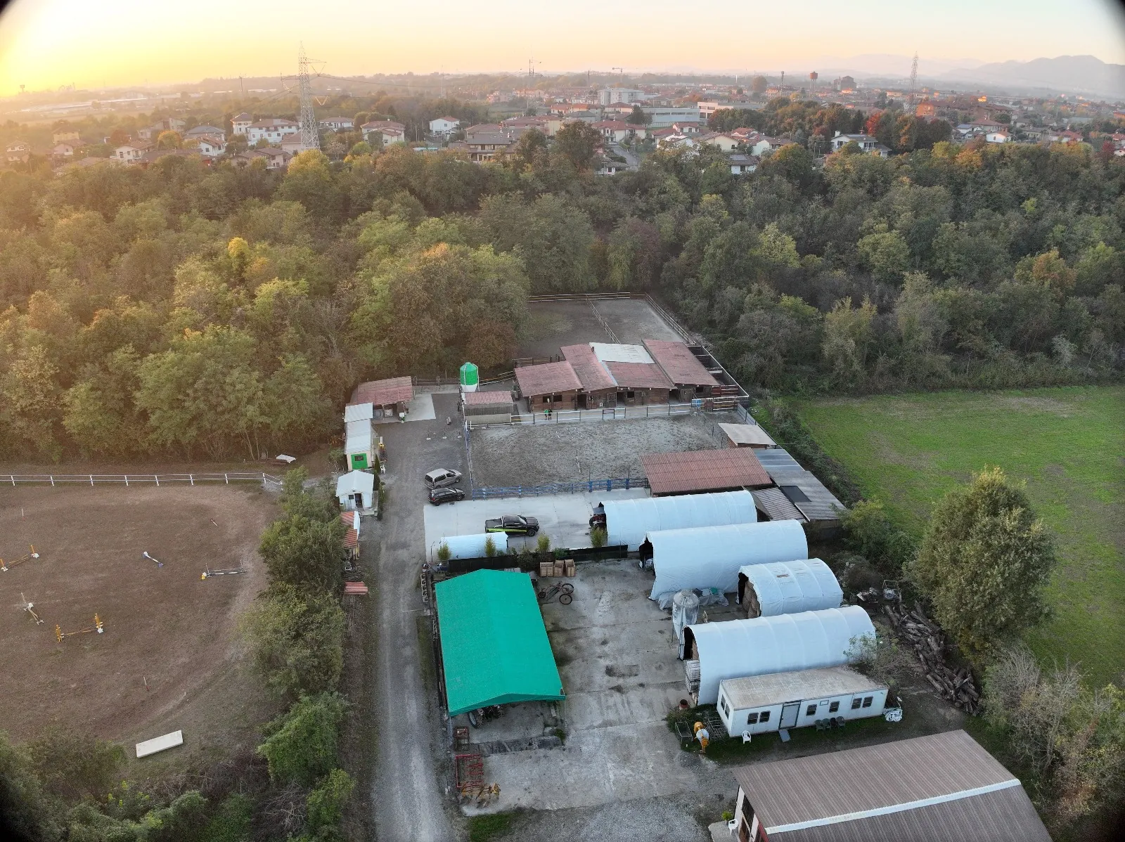 Le scuderie con i 20 box e i campi del maneggio visti dal drone