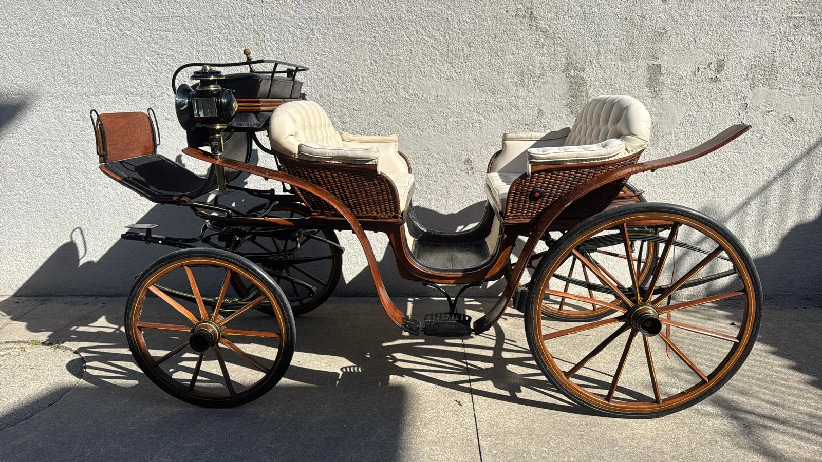 La carrozza d’epoca del maneggio per i matrimoni, con sedili in pelle color crema